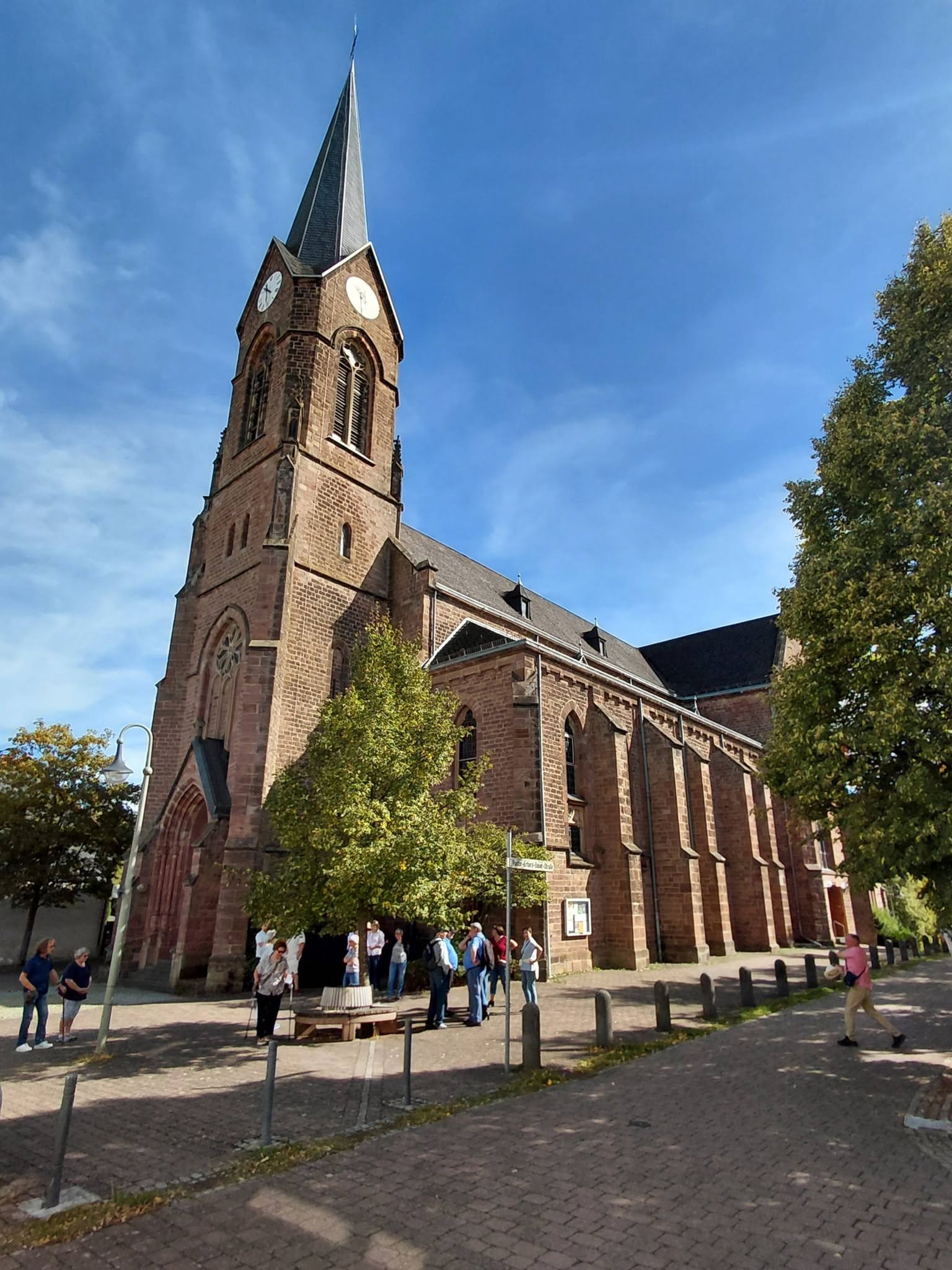 Kirche St. Michael in Wemmetsweiler - die Teilnehmenden sammeln sich vor der Kirche