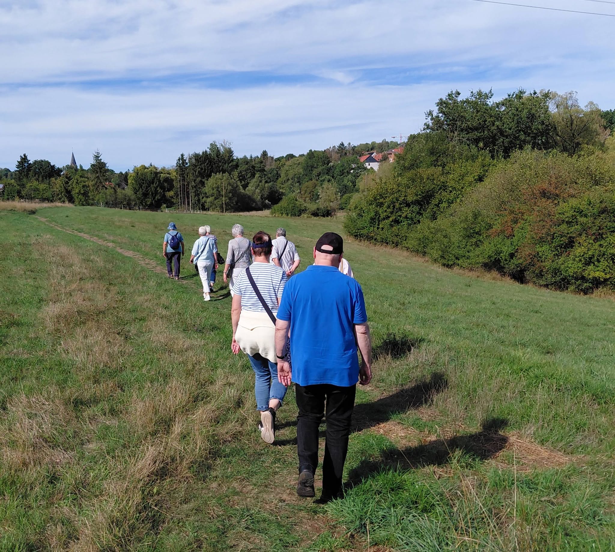 Teilnehmende der Orgelwanderung wandern durchs Wiesental nach hüttigweiler