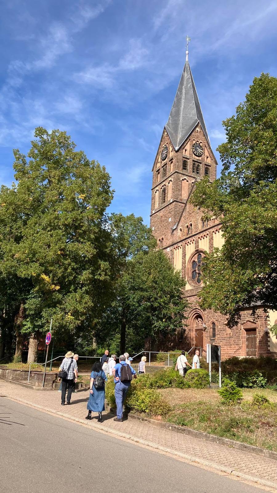 Teilnehmende an der Orgelwanderung kommen an der Kirche St. Magdalena in Hüttigweiler an