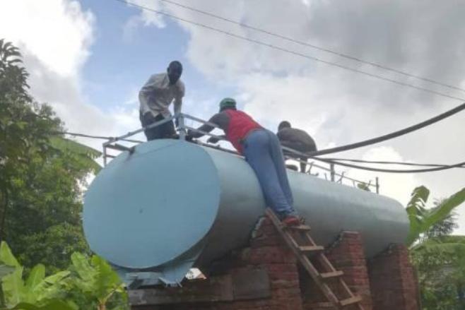 Afrikanische Arbeiter erledigen die letzten Arbeiten beim Bau eines Wassertanks für die Wasserversorgung in Pfarrer Martin Manyuka's Gemeinde in Tansania, Afrika (c) Pfarrei Maria Königin Merchweiler-Wemmetsweiler Afrikanische Arbeiter erledigen die letzten Arbeiten beim Bau eines Wassertanks für die Wasserversorgung in Pfarrer Martin Manyuka's Gemeinde in Tansania, Afrika