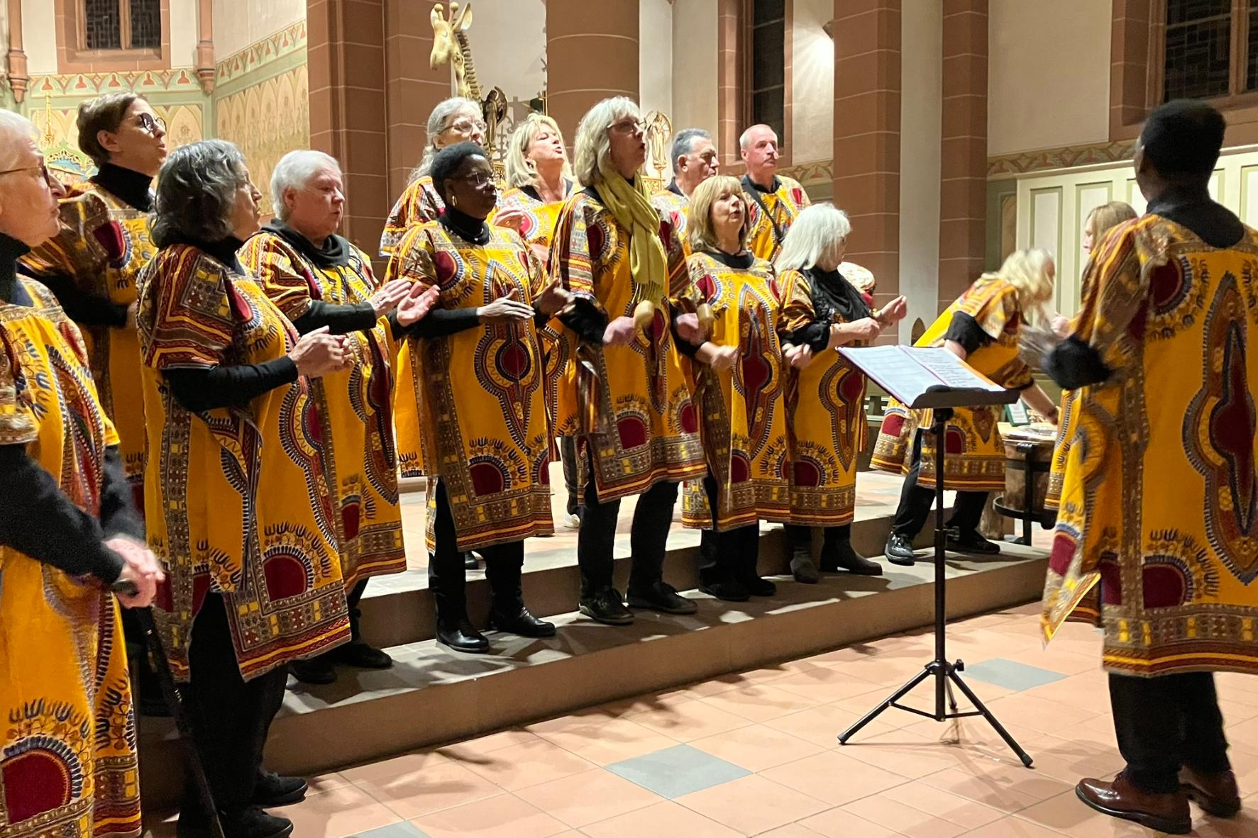 Der Gospelchor Habari Njema aus Uchtelfangen unter der Leitung von Pfarrer Richard Bokumabi sing in der Kirche St. Michael in Wemmetsweiler afrikanische Gospel