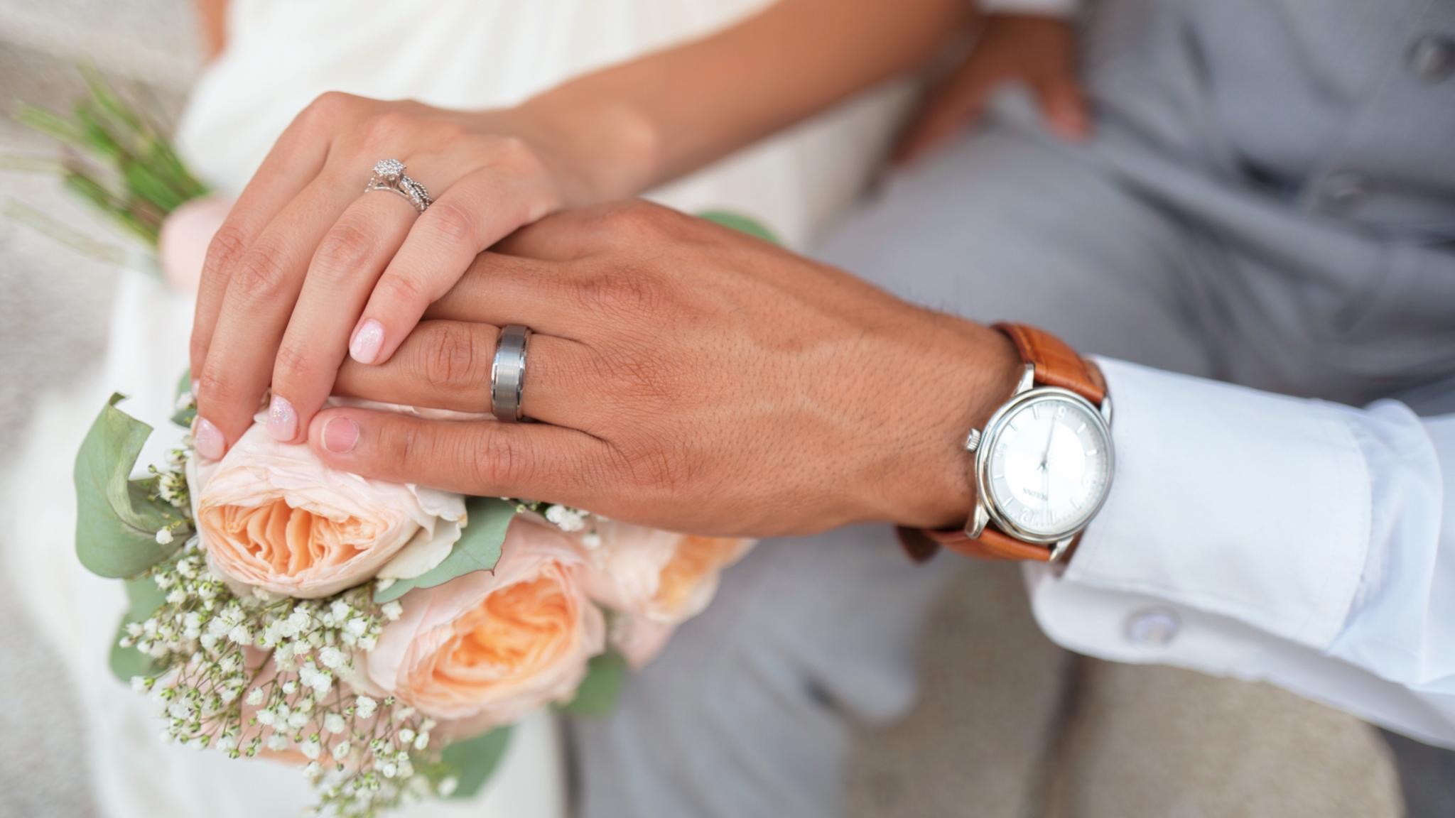 Ein Mann und eine Frau heiraten