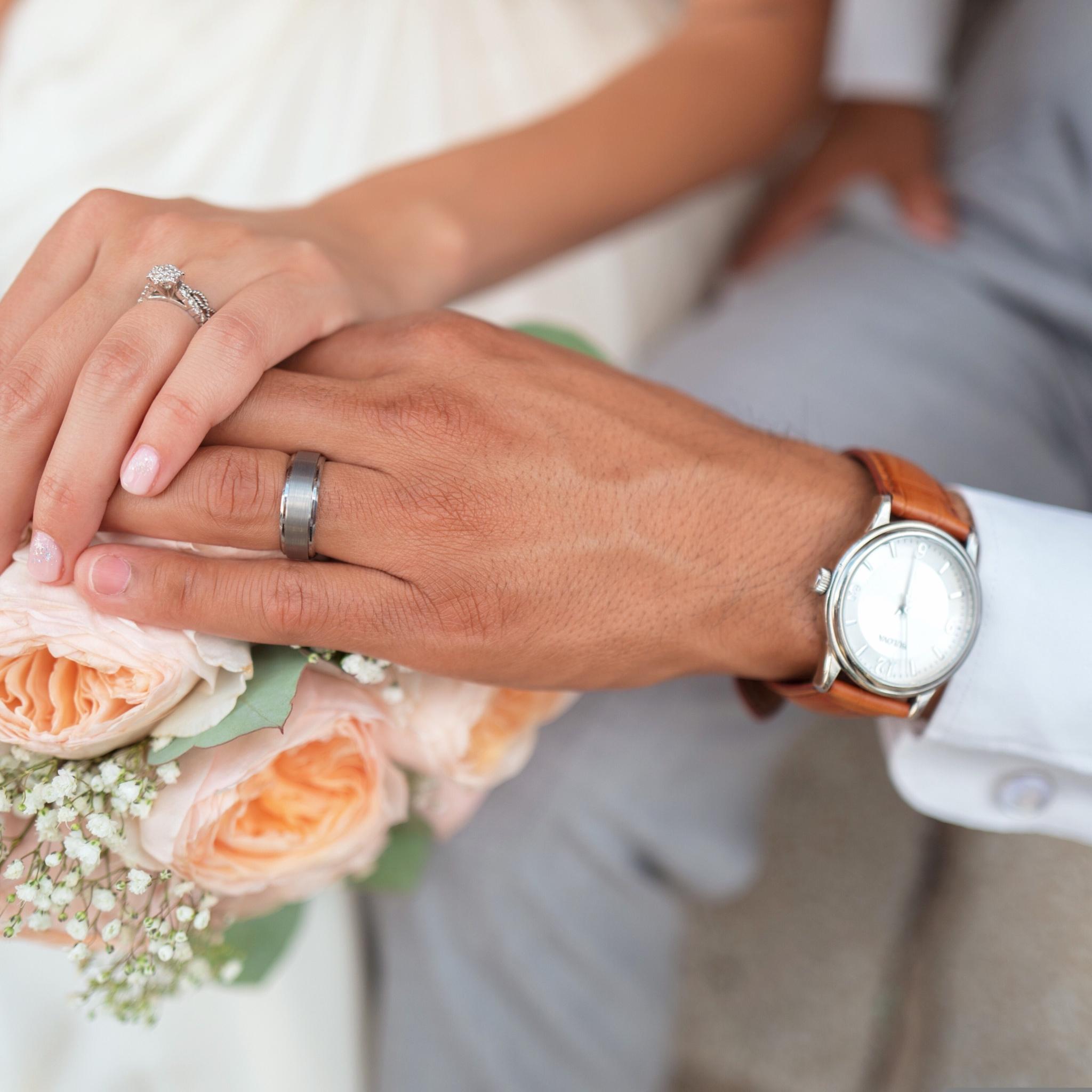 Ein Mann und eine Frau heiraten
