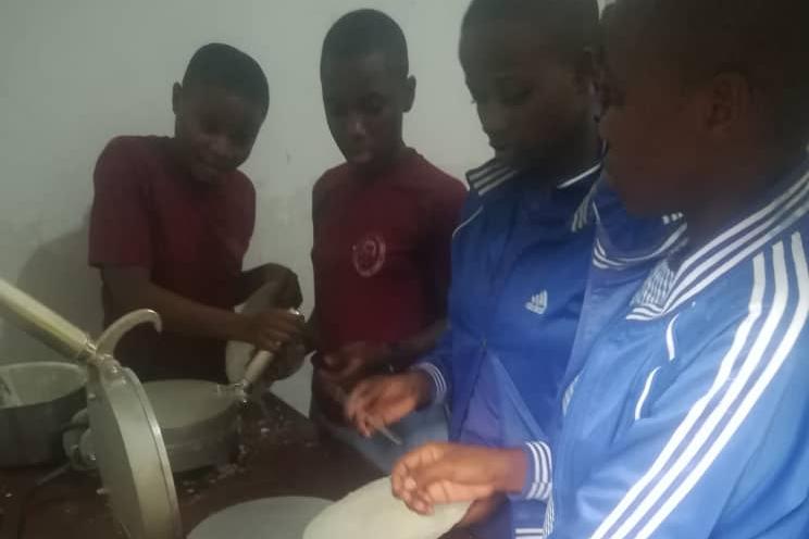 Afrikanische Ordensschwestern beim Backen einer Hostie mit dem neuen Hostienbackeisen (c) Pfarrei Maria Königin Merchweiler-Wemmetsweiler Afrikanische Ordensschwestern beim Backen einer Hostie mit dem neuen Hostienbackeisen