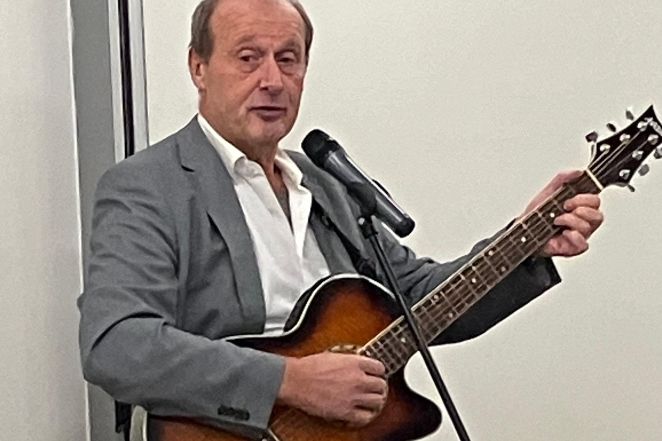 Christof Scheid mit Gitarre bei einem Kabarett-Abend