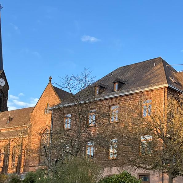 Pfarrkirche St. Michael Wemmetsweiler, aussen, mit PFarrhaus, 19.04.2023