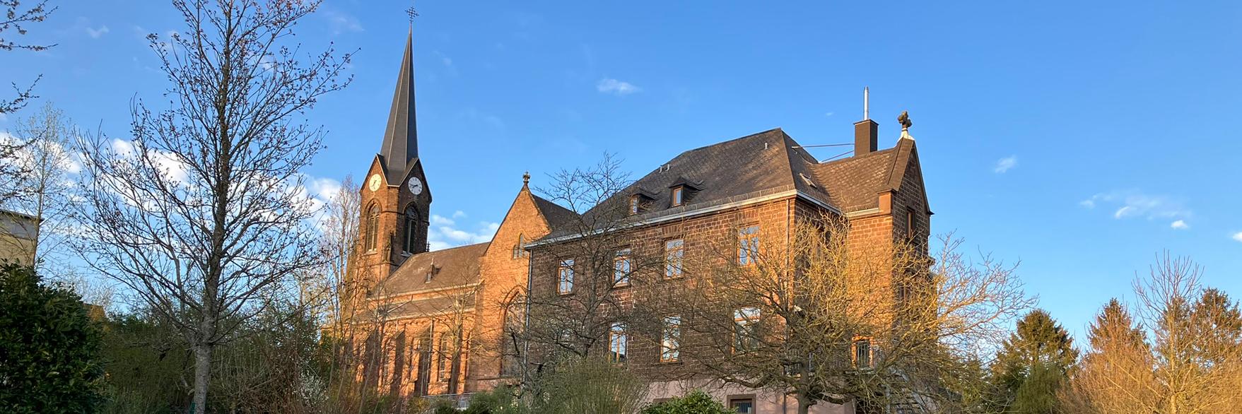 Pfarrkirche St. Michael Wemmetsweiler, aussen, mit PFarrhaus, 19.04.2023