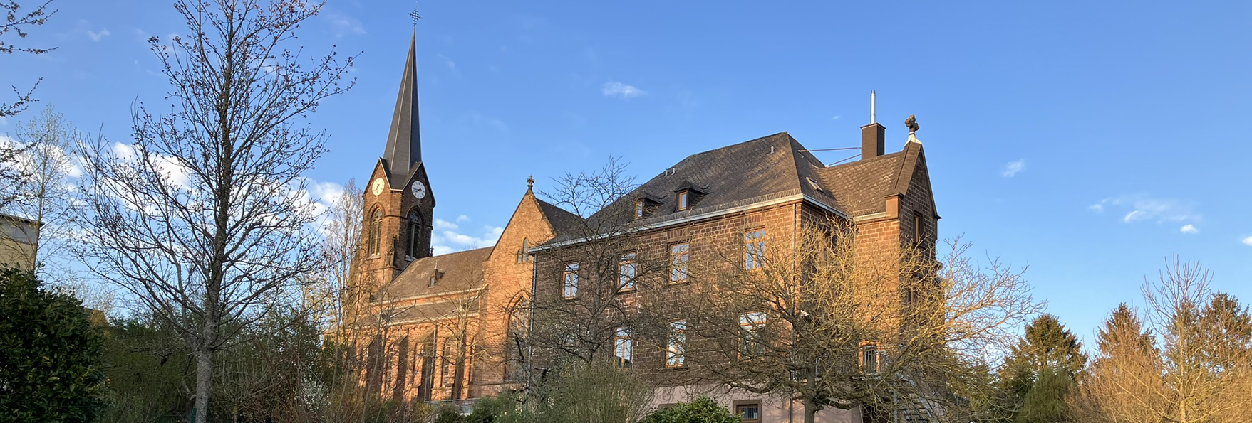 Pfarrkirche St. Michael Wemmetsweiler, aussen, mit PFarrhaus, 19.04.2023