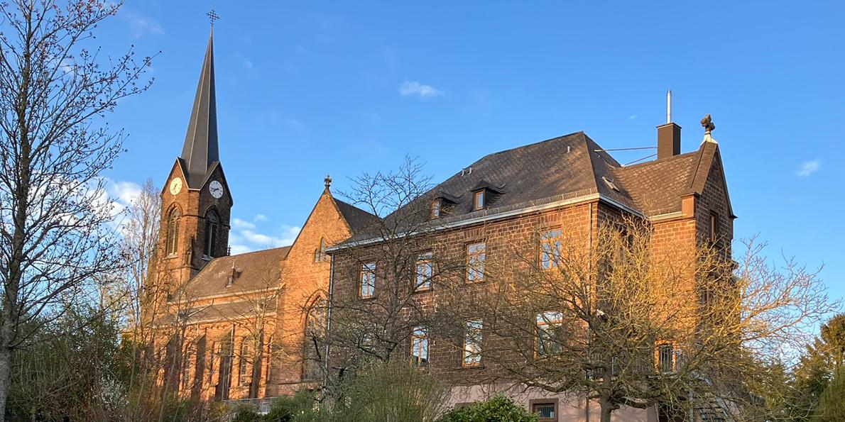Pfarrkirche St. Michael Wemmetsweiler, aussen, mit PFarrhaus, 19.04.2023