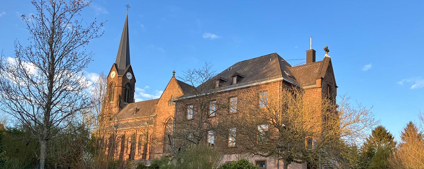 Pfarrkirche St. Michael Wemmetsweiler, aussen, mit PFarrhaus, 19.04.2023