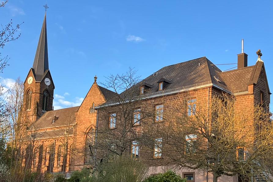 Pfarrkirche St. Michael Wemmetsweiler, aussen, mit PFarrhaus, 19.04.2023