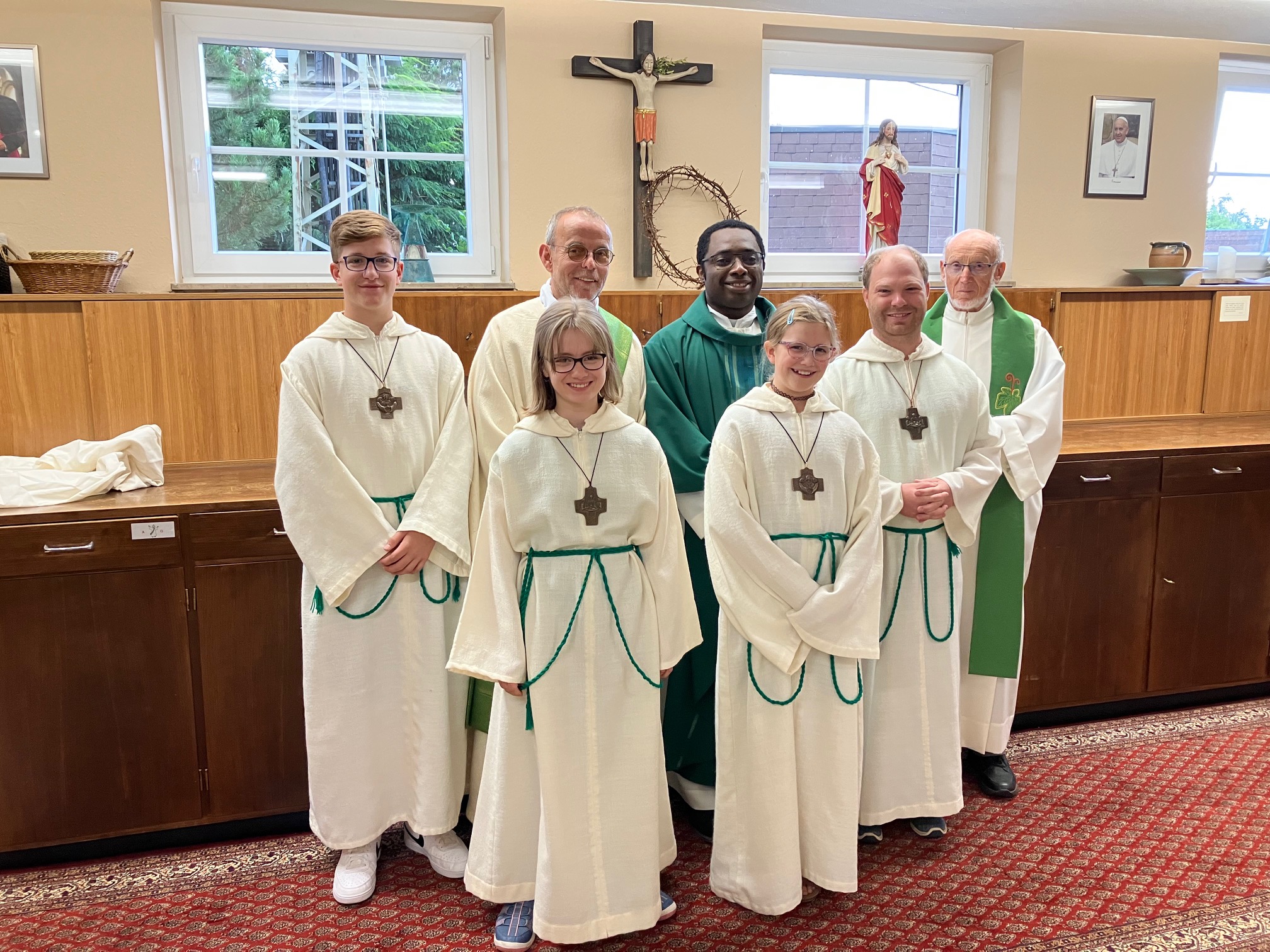 Zwei Messdienerinnen und zwei Messdiener mit Pastor, Diakon und Pfarrer in Ruhe in der Sakristei in Merchweiler