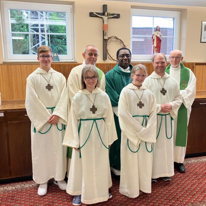Zwei Messdienerinnen und zwei Messdiener mit Pastor, Diakon und Pfarrer in Ruhe in der Sakristei in Merchweiler