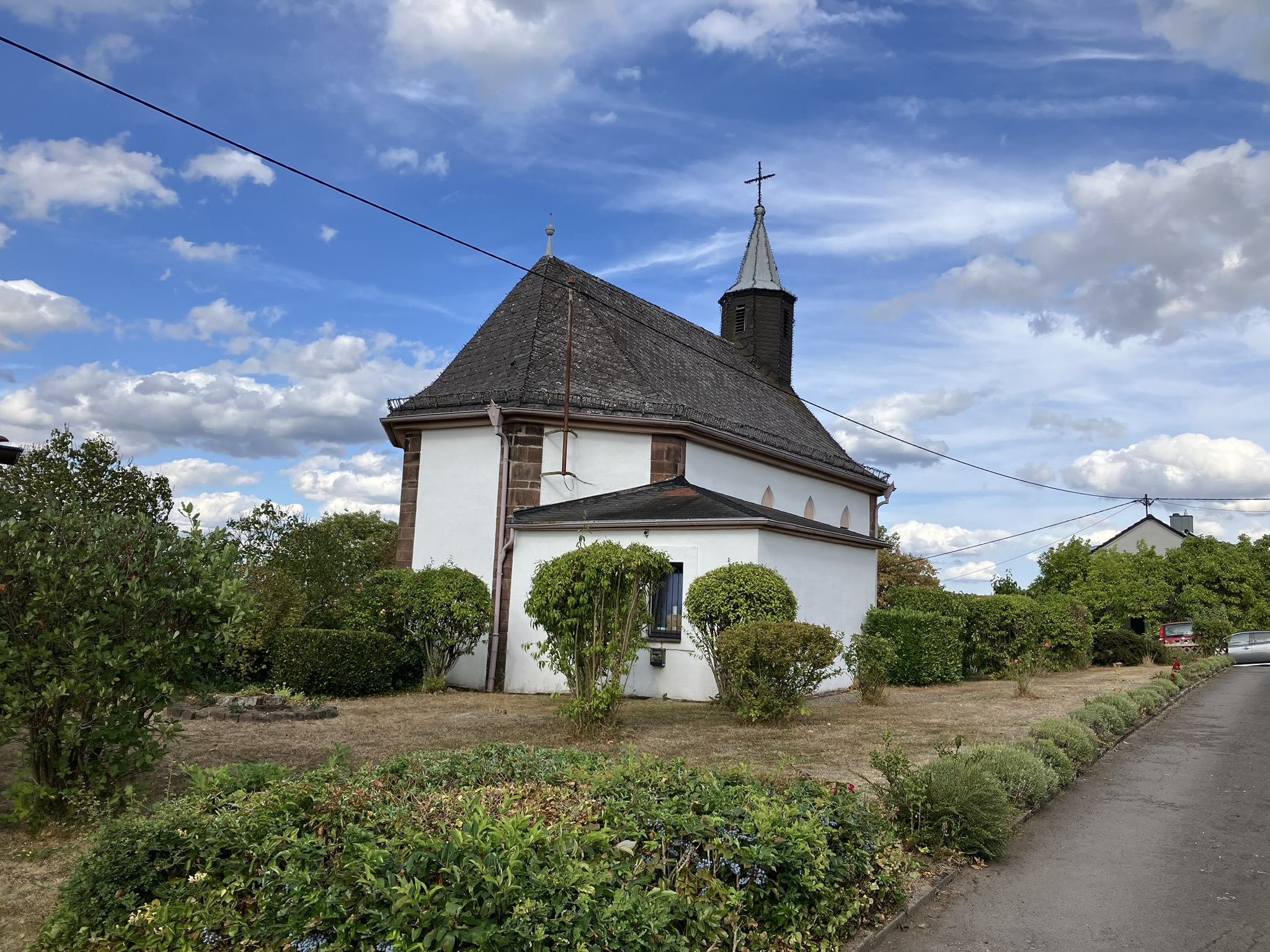 Kapelle Maria Hilf am Rosengarten in Wemmetsweiler, aufgenommen von hinten, vom Weg links an der Kapelle