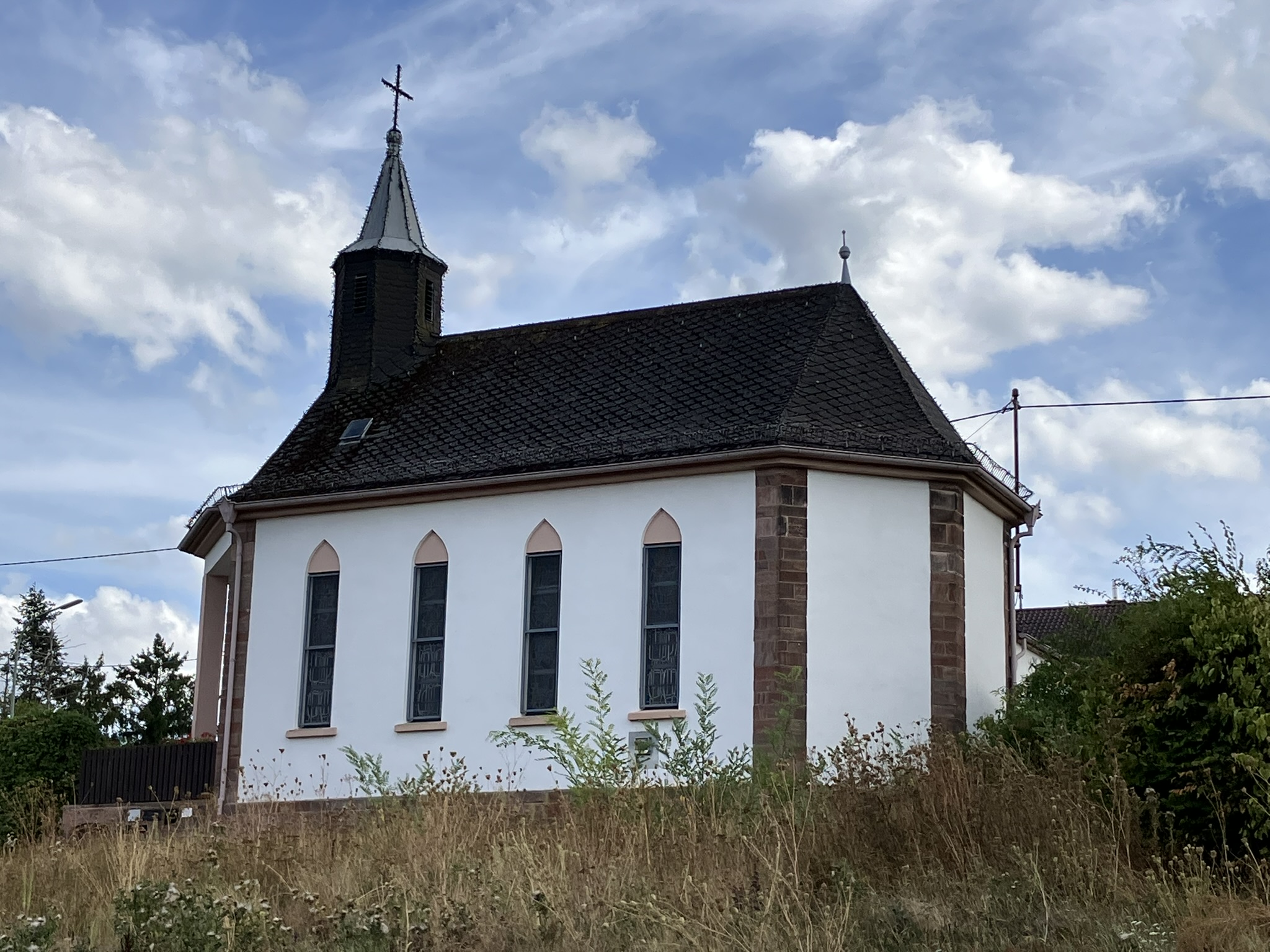 Kapelle Maria Hilf am Rosengarten in Wemmetsweiler, aufgenommen von der Seite, vom Weg rechts an der Kapelle