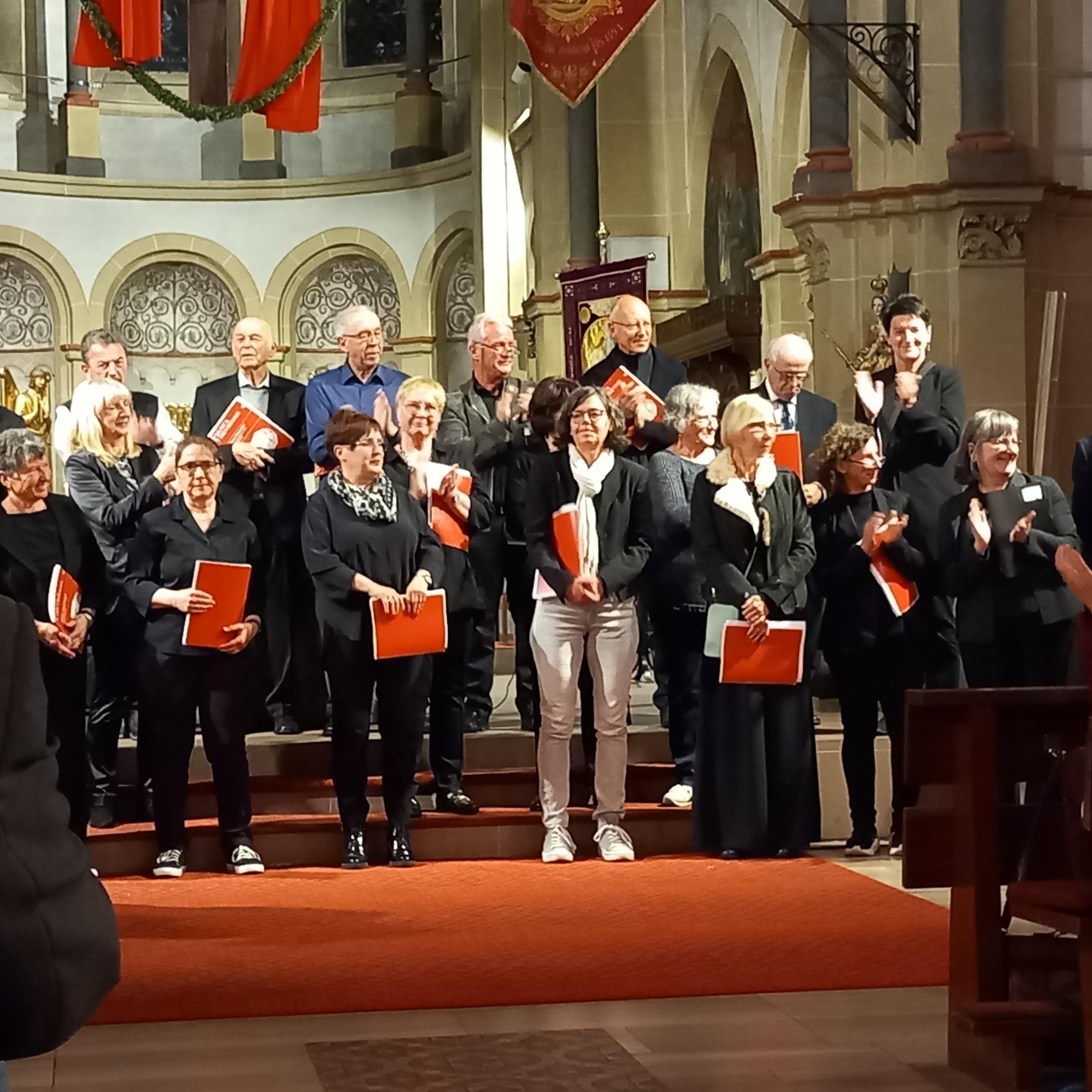 Der Kirchenchor Maria Königin bei der Einweihung der neuen Orgel in Neunkirchen