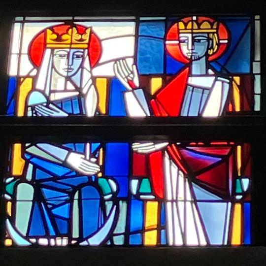 Buntes Kirchenfenster, links Jutter Gottes als Maria königin, rechts der auferstandene Jesus