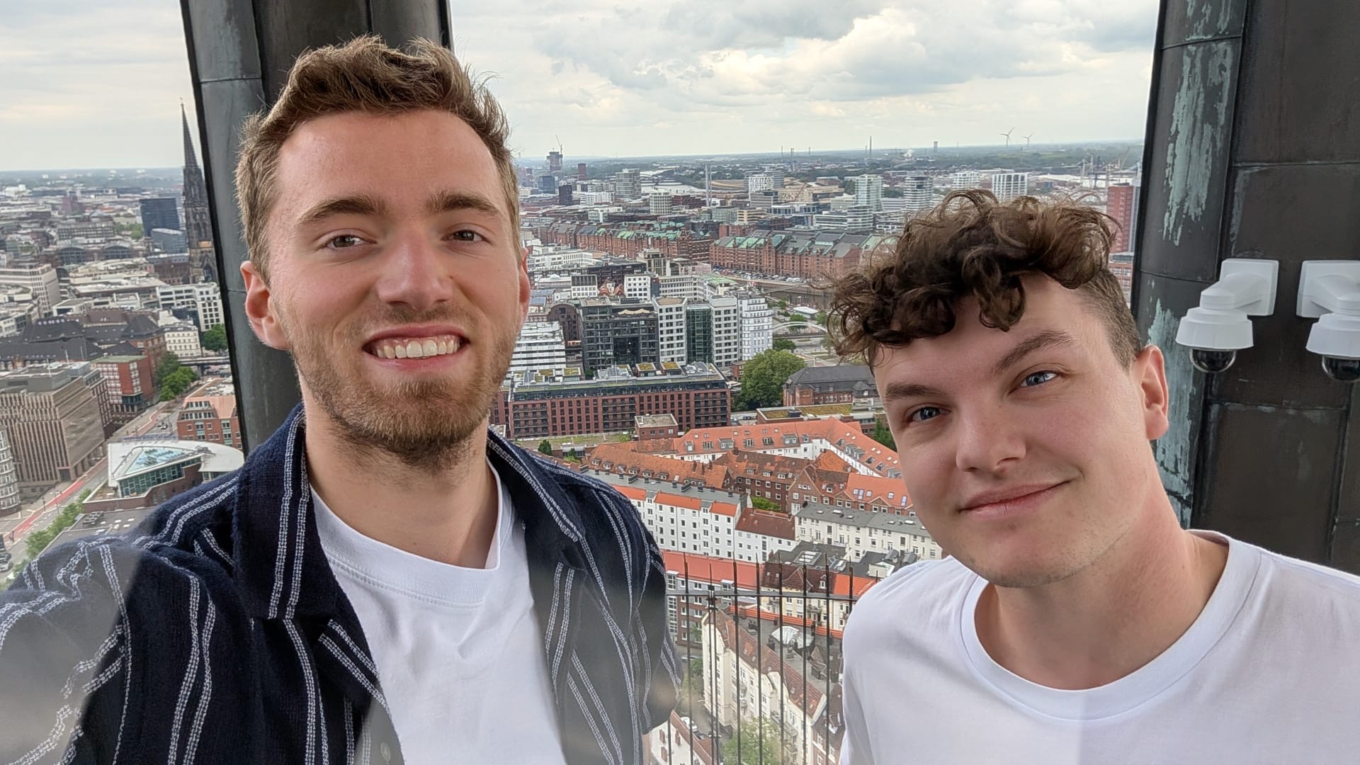 links: Moritz Jochum, rechts David Zewe vom Ka-Ju-Leitungsteam