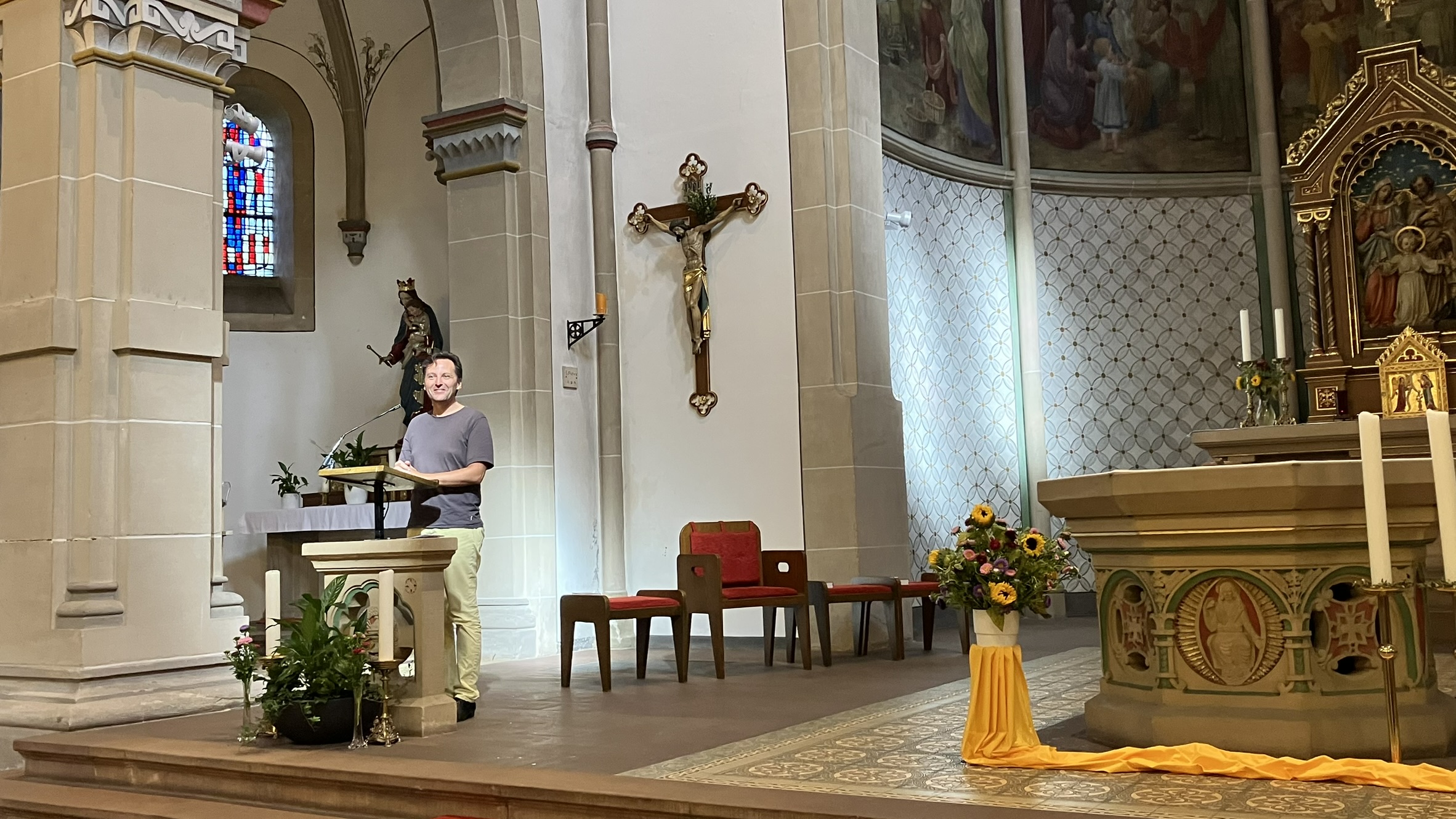 Franz Schloder am Ambo in der Kirche in Hüttigweiler
