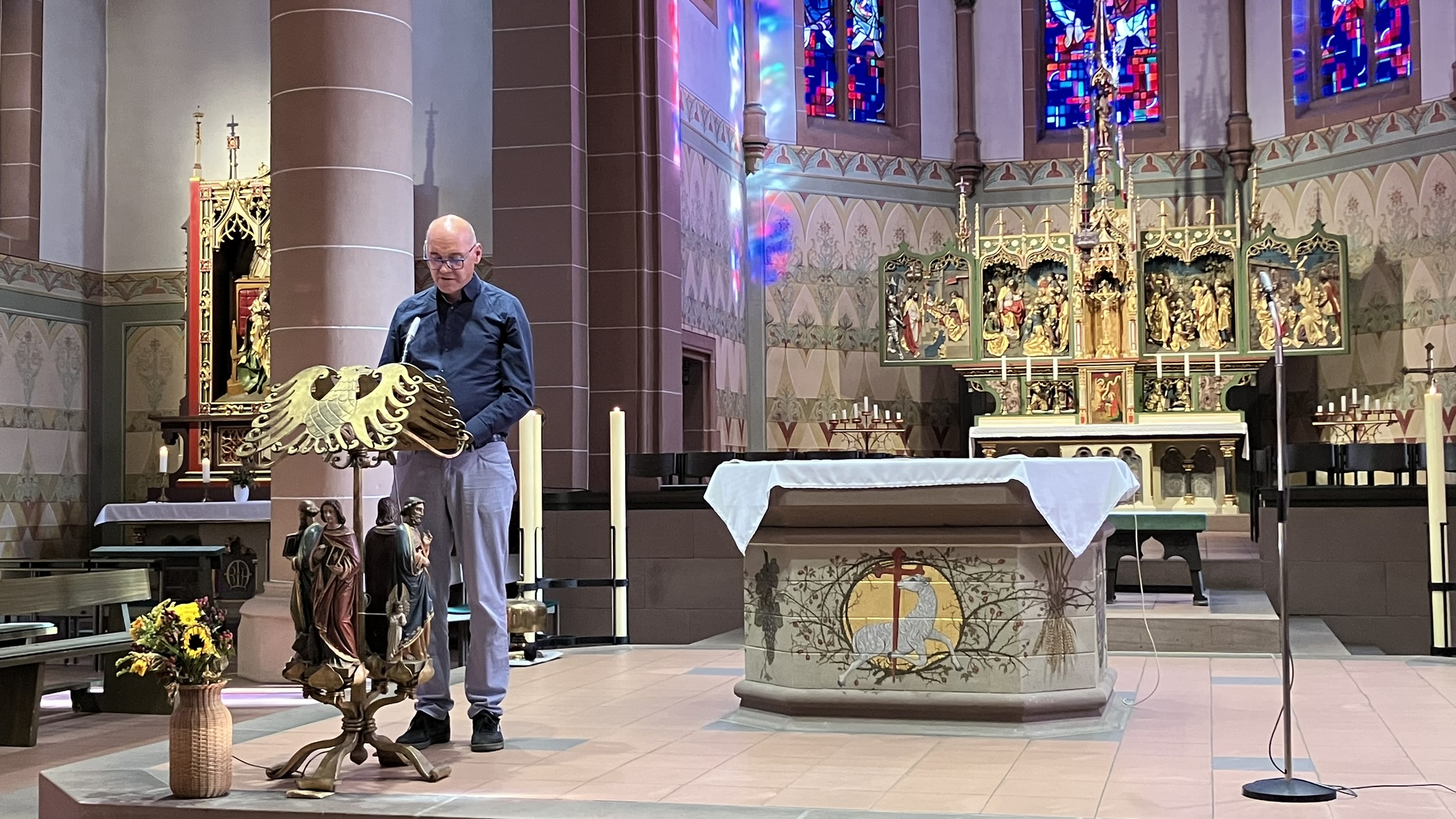 Klaus Becker spricht in der Kirche in Wemmetsweiler zu den Teilnehmenden