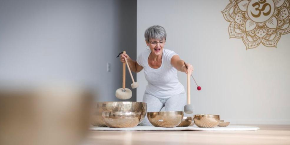 Petra Beenen in Aktion vor den Klangschalen