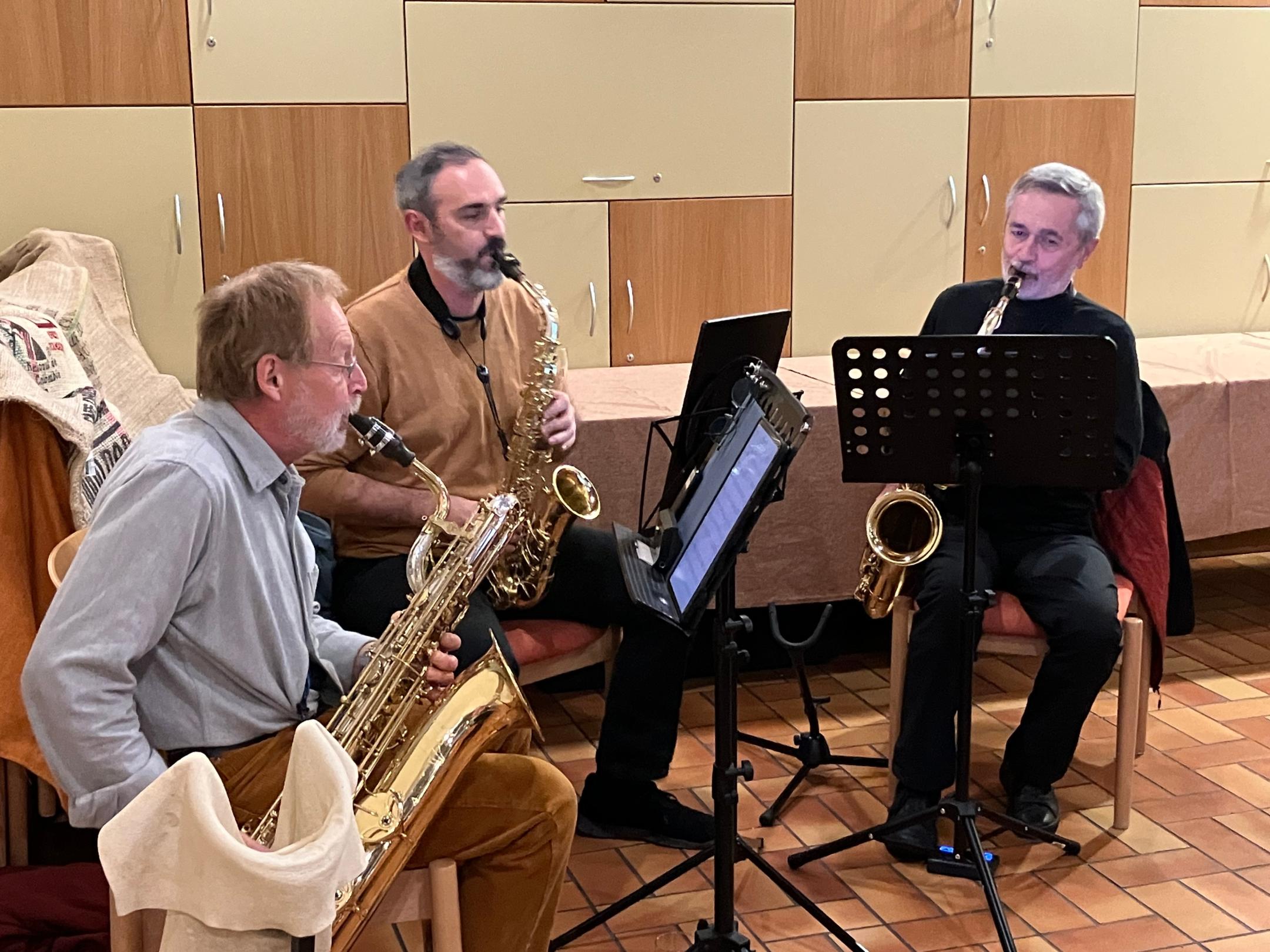 Saxophon-Terzett Quasi Lontano Drei Musiker von Quasi Lontano spielen Saxophon