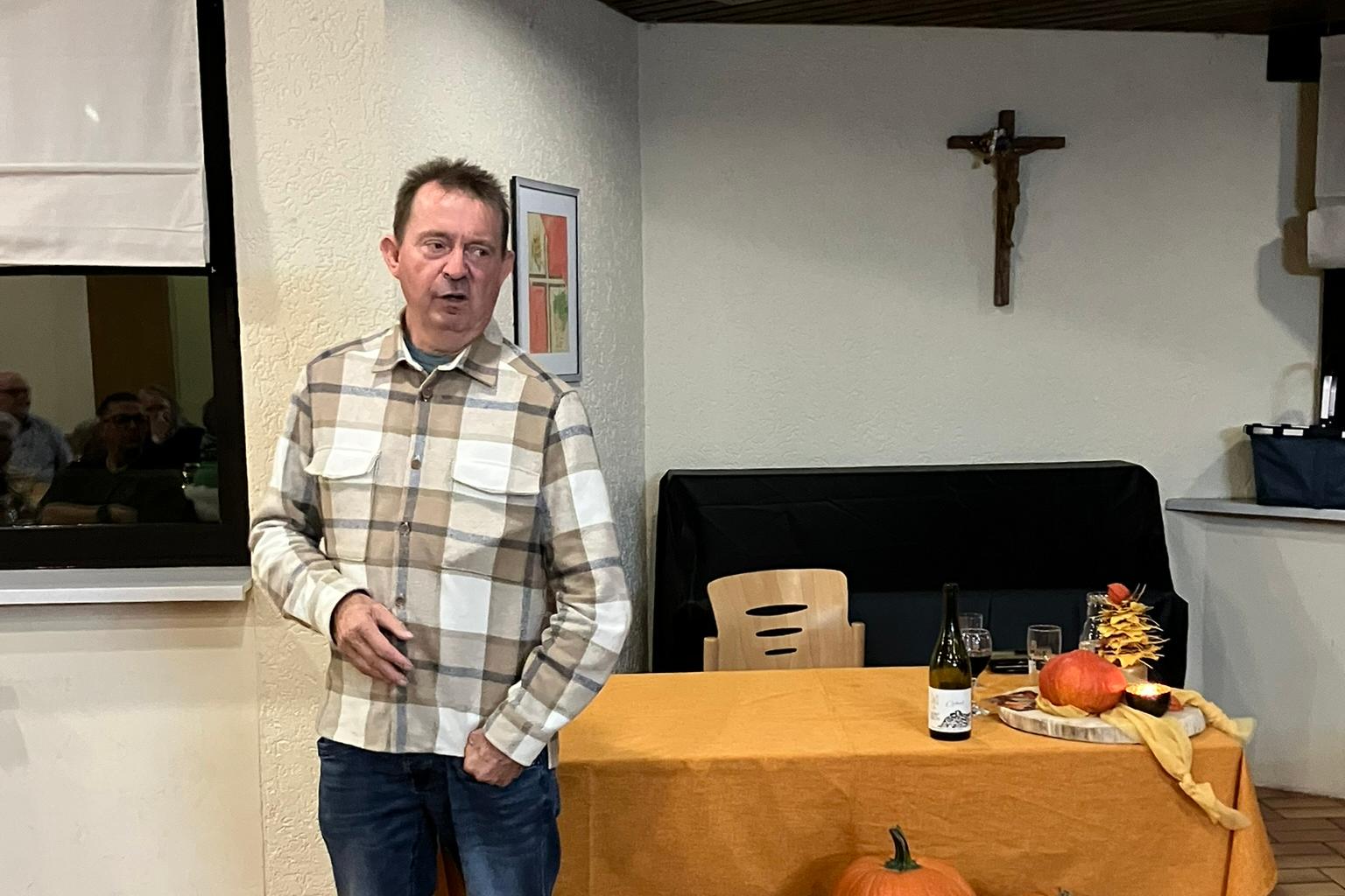 Stefan Mörsdorf steht vor einem Tisch. Auf dem Tisch steht eine Flasche Wein, die Stefan Mörsdorf vorstellt. (c) Gabriele Raber Stefan Mörsdorf steht vor einem Tisch. Auf dem Tisch steht eine Flasche Wein, die Stefan Mörsdorf vorstellt.