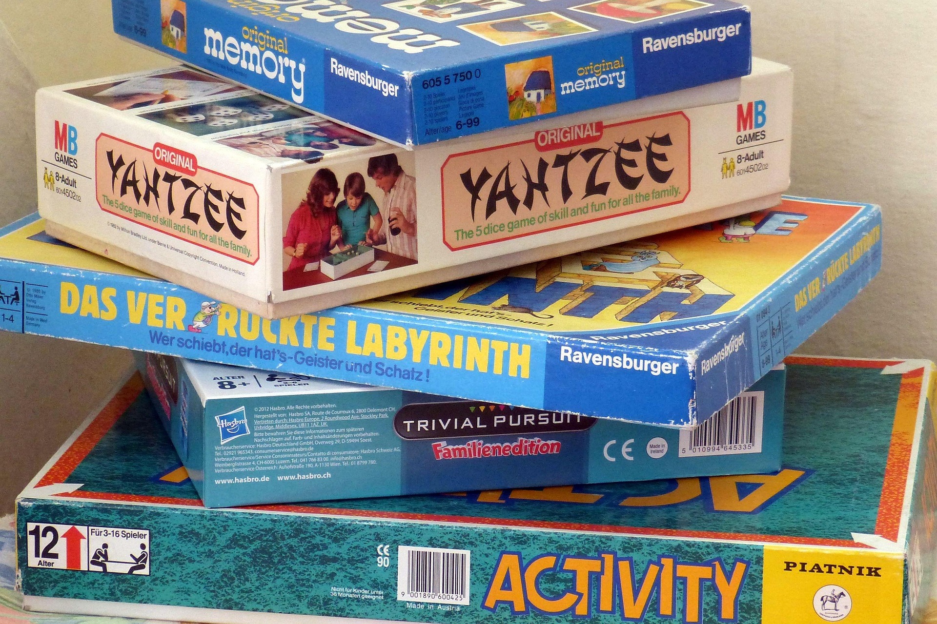 Stapel mit verschiedenen Gesellschaftsspielen in ihren Originalpackungen
